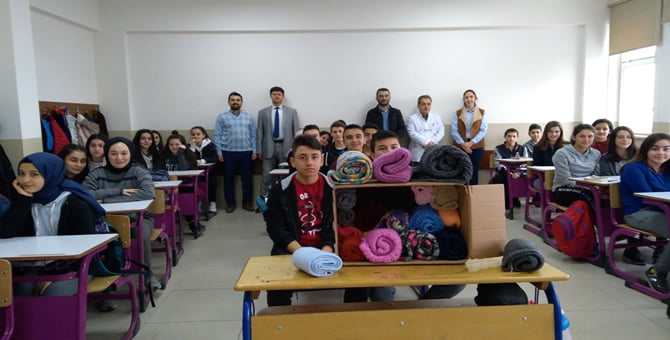 Akhisar Öğrencileri Kendi Ördükleri Atkıları İHH Vakfına Bağışladılar.