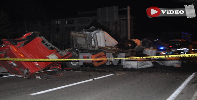 Tır Sürücüsü Bariyerlere Çarptı, Ortalık Savaş Alanına Döndü: 1 yaralı!