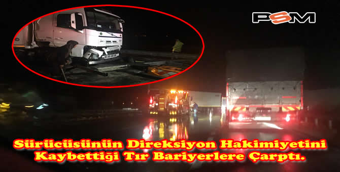 Sürücüsünün Direksiyon Hakimiyetini Kaybettiği Tır Bariyerlere Çarptı..