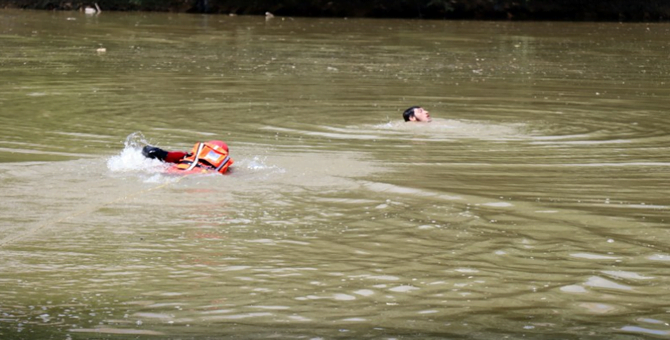 Sakarya Nehri’ne düşen vatandaşların kurtarılma anları nefes kesti..