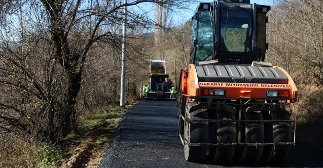 Büyükşehir asfalt ekipleri Pamukova’da..