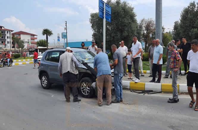 Pamukova’da Döner Kavşakta Maddi Hasarlı Kaza…