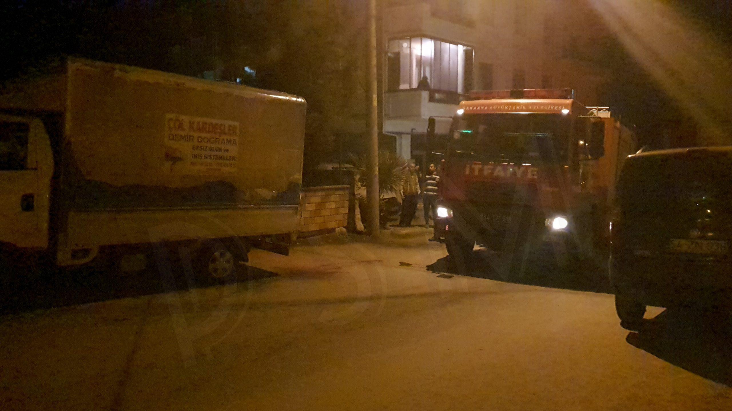 Yaktığı Kağıtları Balkondan Aşağı Attı! Kamyonet Alev Aldı.