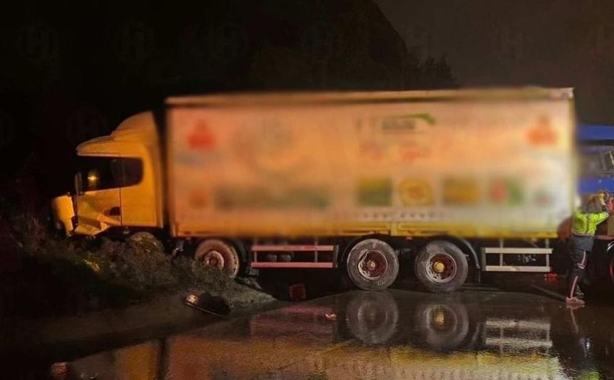 Tır ile kamyon çarpıştı! Trafik felç oldu..