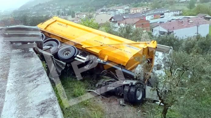 Bariyerleri Aşan TIR  Zeytin Bahçesine Uçtu! 1 Yaralı…