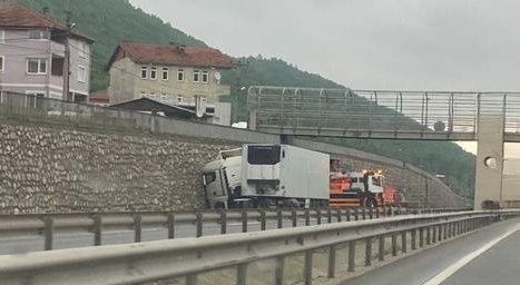 Karaçam’da Tır İstinat Duvarına Çarptı..