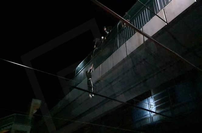 TCDD Üstgeçidinde Hareketli Saatler! Ekipler Zor İkna Etti..