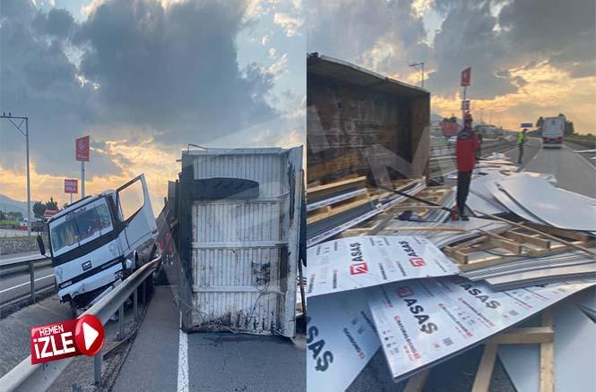 Direksiyon Başında Uyuyan Kamyon Şoförü Bariyerlere Çarptı..