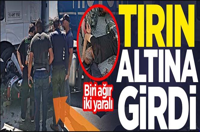 Motosiklet tırın altına girdi!