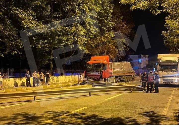 Pamukova’da Bir Ay İçinde  Aynı Yerde 3’üncü Tır Kazası!