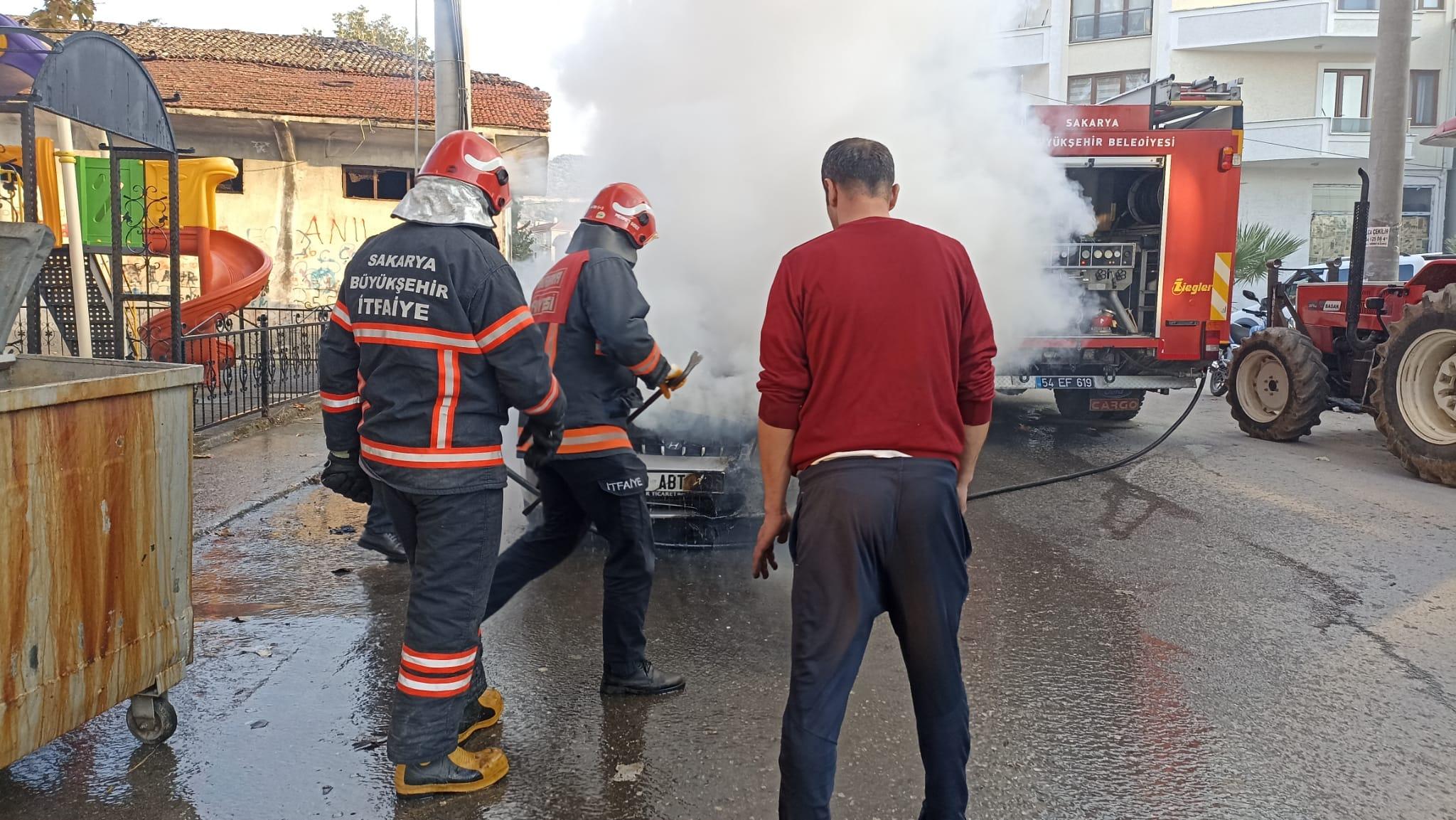 Park Halindeki Otomobil Alev Aldı…