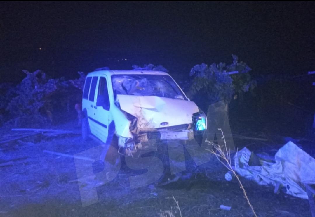 Üçevler Mevkiinde Ticari Araç Elektrik Direğine Çarptı..