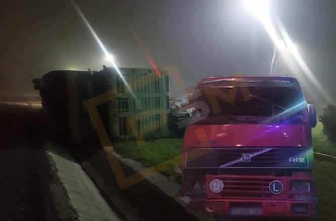 Hayrettin Mevkiinde Tır Refüje Çarpıp Devrildi!