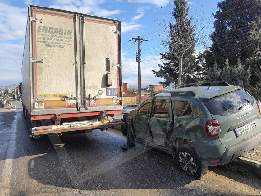 İlçe Girişinde Korkutan Kaza! Tır Otomobili kaldırıma sıkıştırdı….