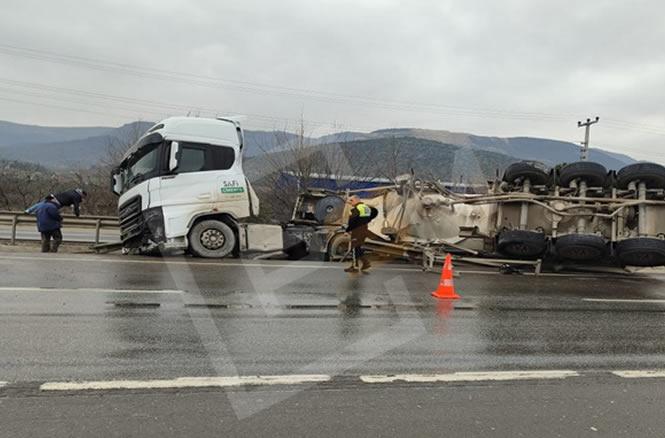 Silobas Tır Bariyerlere Çarptı! 1 Yaralı…