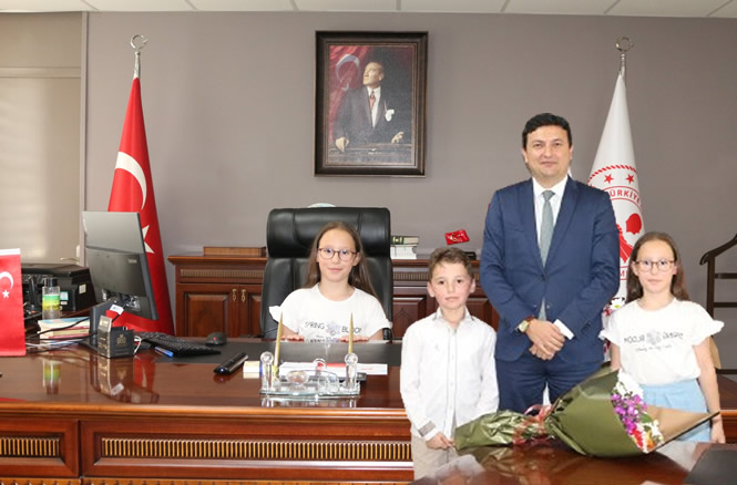 “Pamukova’da Kaymakamlık Makamı, 23 Nisan’da Minik Aylin’e Devredildi”