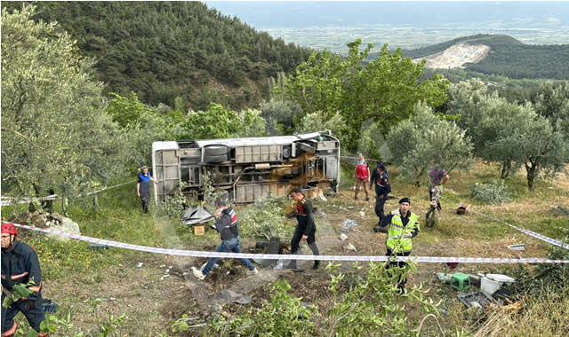 Pamukova’da öğrencileri taşıyan otobüs şarampole uçtu! Çok sayıda yaralı var..