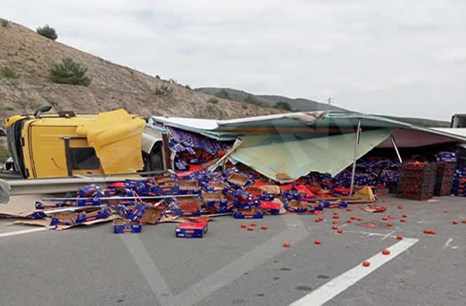 Sebze yüklü tır devrildi, yol trafiğe kapandı..
