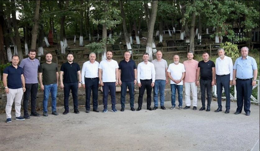 Pamukova İlçe Başkanı Burak Çelik ve Diğer 15 İlçe Başkanı Toplantıda Buluştu..