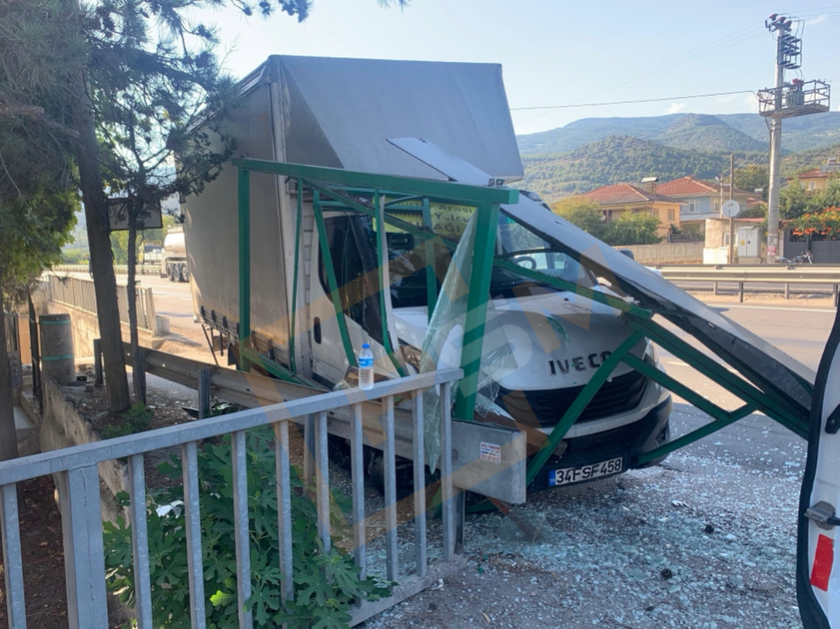 Pamukova’da Korkutan Kaza: Kamyonet Durağa Girdi, Bir Kişi Yaralandı!