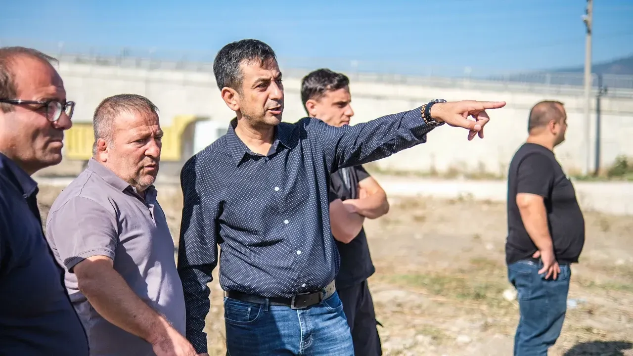 Pamukova’da Yıllardır Atıl Kalan Arazi İçin İlk Adım Atıldı! İlçe Stadı ve Yüzme Havuzu Çevresi Yenileniyor