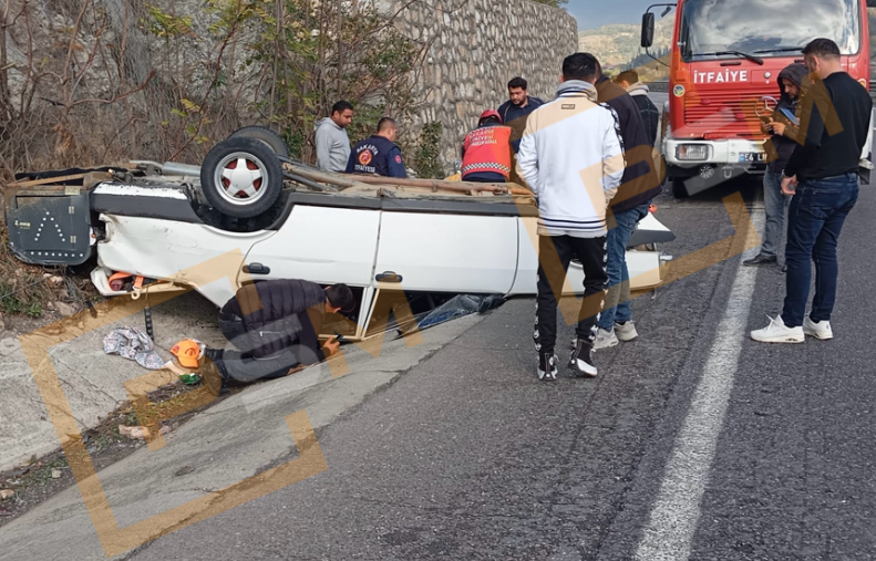 Otomobil yağmur kanalının üzerine devrildi: Hayat kurtaran tesadüf..