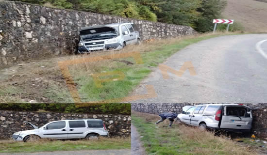 Kavşakta kontrolünü kaybettiği araçla duvara çarptı..