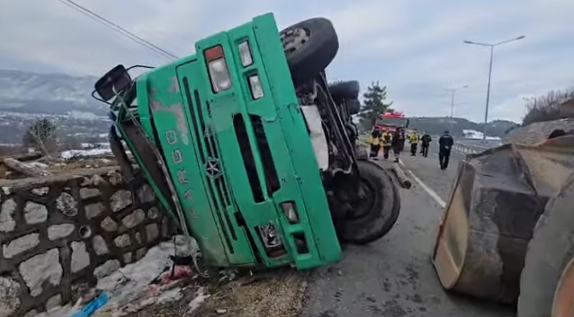 Geyve’den Yola Çıkan Tomruk Yüklü Kamyon Devrildi; 2 Ölü..