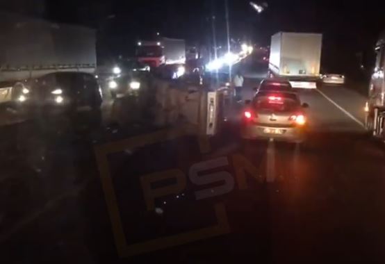 D-650  Pamukova Karayolu’nda Otomobil Bariyerlere  Çarpıp Devrildi..