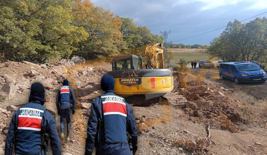 Pamukova Jandarması’ndan Suçüstü Operasyon! Define Arayan 4 Kişi Yakalandı..