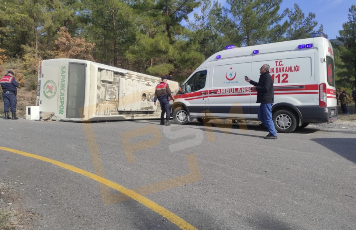 Pamukova’da Öğrencileri Taşıyan Tur Otobüsü Devrildi; 6 Yaralı..