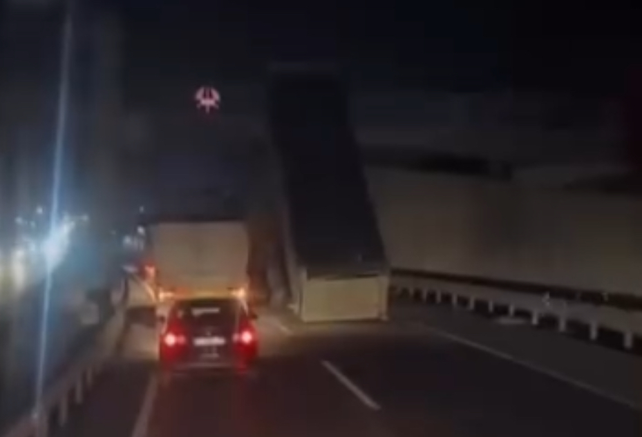 Pamukova D-650 Karayolu’nda TIR’ın Açılan Damperi Üst Geçide Çarptı..