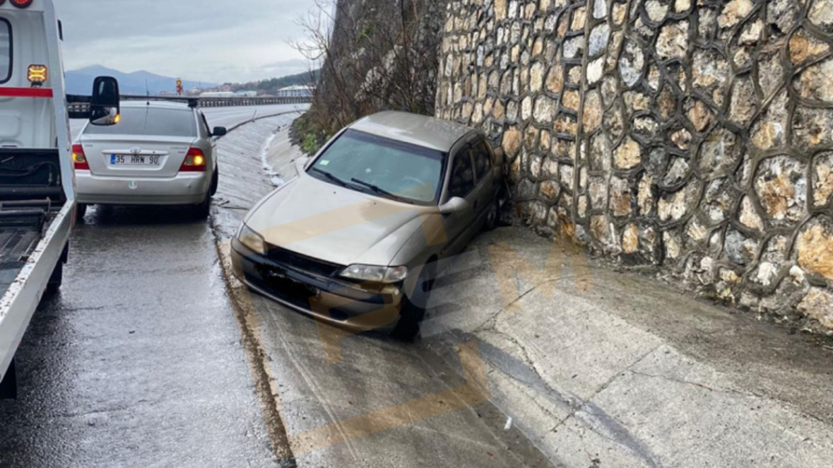 Pamukova D-650 Karayolunda Otomobil Taş Duvara Çarptı!