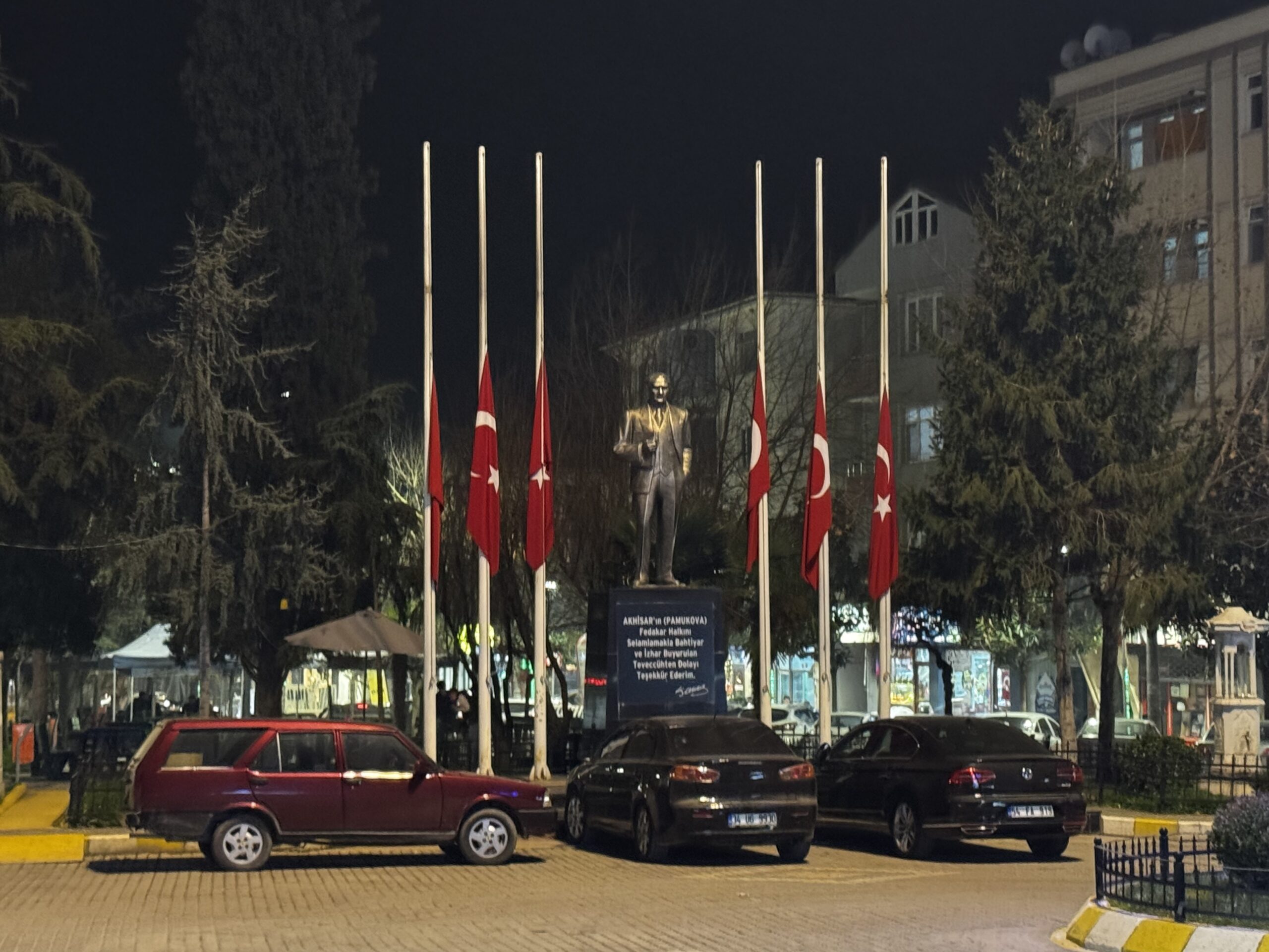 Kartalkaya’daki Yangın Faciası Nedeniyle Pamukova’da Bayraklar Yarıya İndirildi..