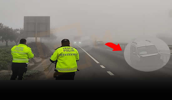 Pamukova’da Yoğun Sis Kazaya Neden Oldu! Ticari Araç Bariyerlere Çarptı..