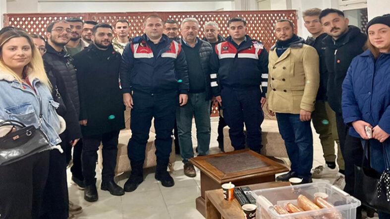 Pamukova CHP Gençlik Kolları’ndan Yılbaşı Mesaisindeki Görevlilere Anlamlı Ziyaret…