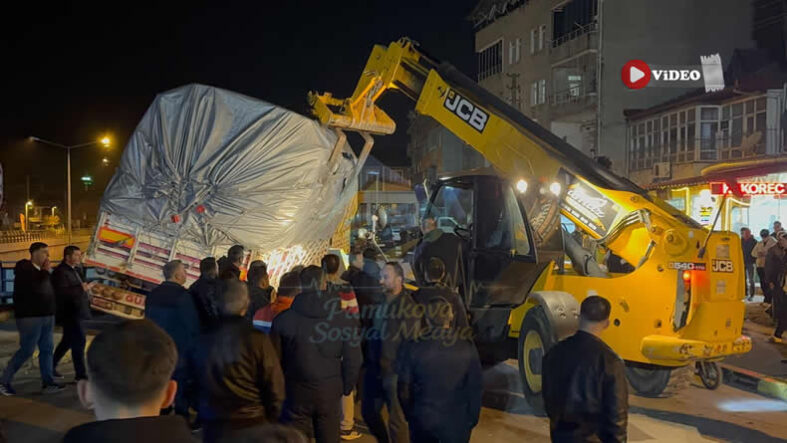 Pamukova’da Tır Kazası; Bariyerlere Çıkarak Sıkıştı, Yan Yol Ulaşıma Kapatıldı…
