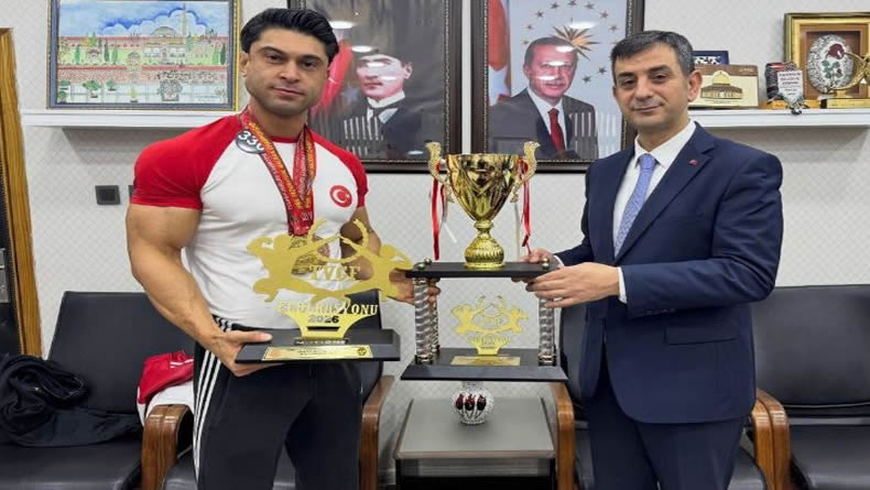 Şampiyonlar Şampiyonu Aykut Turan Kupalarıyla Başkan Akın’ın Konuğu Oldu..