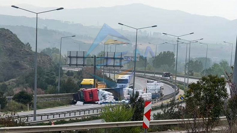 Komşu İlçemiz Osmaneli’de TIR Devrildi; 1 Yaralı…