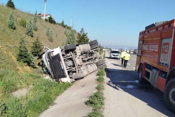 Komşuda Kaza; Devrilen Tırda Sürücü Yaralandı..