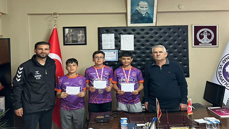 Pınarlıbacı Ortaokulu Sporcularına Esnaf Odası’ndan Anlamlı Kabul ve Tebrik…