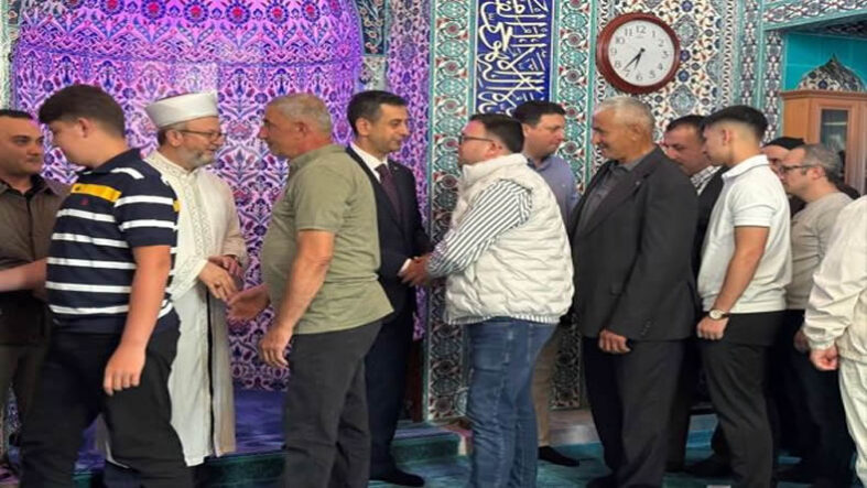 Pamukova’da Bayram Namazı Sonrası Bayramlaşma Programı Düzenlendi..