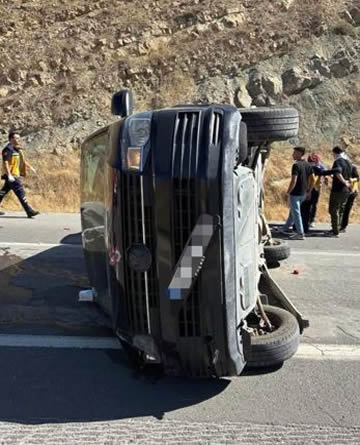OSMANELİ’DE PANELVAN DEVRİLDİ: 3 YARALI..